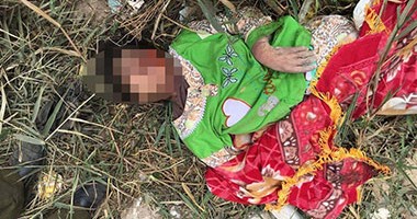 رغم علمه بمرضها النفسى حاول مواقعتها جنسيا..قاتل الطالبة: تخلصت منها بإيشارب وألقيت جثتها فى القمامة خوفا من أهلها.. ويؤكد: كنت أعلم أنهم يبحثون عنها لفيتها فى ملاية السرير ورميتها بعيدا عن المنزل