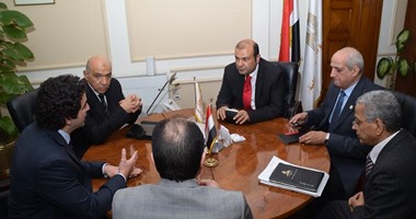 خالد حنفى: توقيع بروتوكول تعاون لإطلاق 200 سيارة سلع غذائية بأسعار مخفضة