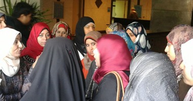 بالصور..وقفة لهيئة تمريض جامعة طنطا بعد تحويل 6من زملائهم المتظاهرين للتحقيق