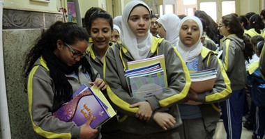 الطلاب يزينون الفصول.. وتسليم الكتب مع أول أيام الفصل الدراسى الثانى