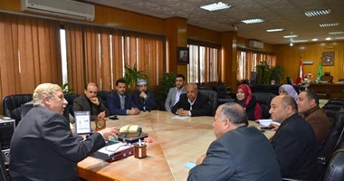 محافظ الإسماعيلية يناقش مشكلات المواطنين فى أبو عطوة 