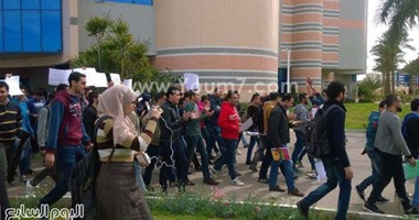 بالصور.. طلاب معهد تكنولوجيا بالعاشر يتظاهرون للأسبوع الثانى