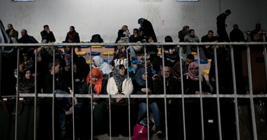 بالصور.. فلسطينيون ينتظرون دخول مصر بعد فتح معبر رفح