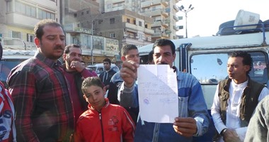 بالصور.. فوضى مرورية تضرب مدينة بلبيس بالشرقية.. سائقى السرفيس: غياب رجال المرور السبب ونطالب بضبط السيارات غير المرخصة.. والأهالى: أطفال فى السابعة من العمر يقودون سيارات الأجرة ويعرضون حياتنا للخطر