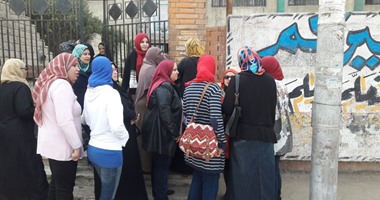 وقفة لأولياء الأمور بمدرسة يوسف جاد الله احتجاجا على ضم الفترتين