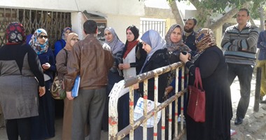 بالصور.. تجمهر خريجى طب بيطرى احتجاجا على نتيجة مسابقة المديرية بكفر الشيخ