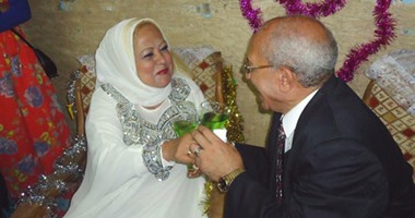 الحب مش بس لشباب "فيس بوك".. "عم سليمان وأبلة نادية" قصة حب بعد الستين والفرح فى دار المسنين.. العروس: أصريت على الخطوبة وعملناها يوم الفلانتين.. والعريس:كنت ببص لها من بعيد وبتألم أما اعرف إنها عيانة