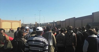 عمال "بهنا للخدمات" بواصلون إضرابهم عن العمل داخل شركة حديد عز السادات