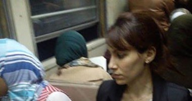 تداول صور للنائبة دينا عبد العزيز تستقل المترو.. ومدونون: نموذج مشرف