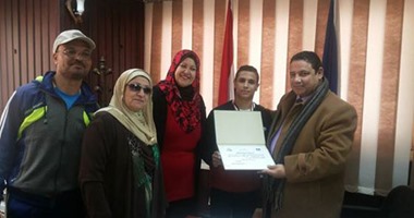 وكيل تعليم دمياط يكرم بطل الجمهورية فى المصارعة الحرة