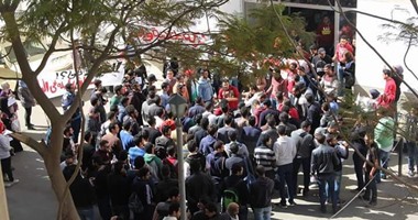بالصور.. طلاب المعهد التكنولوجى العالى يدخلون فى اعتصام مفتوح حتى الثلاثاء المقبل