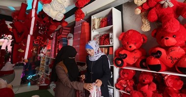 غزة تقاوم الحصار بالحب.. شوارعها تزينها الورود والهدايا فى الفالنتين