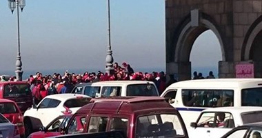 شباب إسكندرية يلقون الورود الحمراء من فوق كوبرى ستانلى احتفالا بالفلانتين