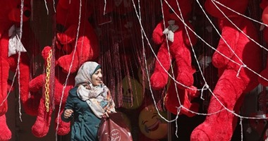 الحب فى مواجهة الدمار.. كيف قضت دول عربية أنهكتها الحروب عيد الحب؟.. سوريا واجهت لون الدماء بالورد الأحمر.. بغداد تزينت بالورد والقلوب.. وأهالى غزة قاوموا ويلات الحرب بالمحبة فى الفلانتين