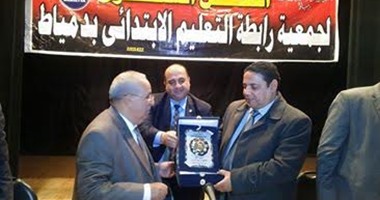 تكريم معلمين لتميزهم فى العمل بمدرسة صناعية بشمال سيناء