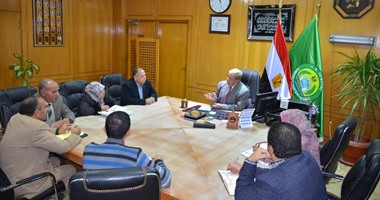 بالصور.. محافظ الإسماعيلية يتسلم النسخة الثالثة من الدليل الزراعى