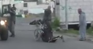 بالفيديو.. جنود إسرائيليون يعتدون على قعيد فلسطينى ويحتجزون كرسيه المتحرك