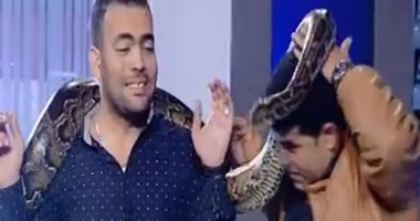 خالد عليش يتقمص دور الحاوى ويحمل ثعبانا على رأسه فى "نهار جديد"