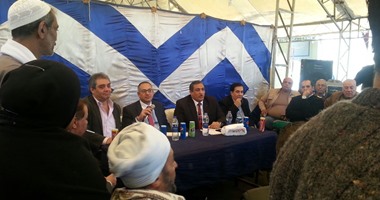 بالصور.. الباعة الجائلون يطالبون نائب محافظ القاهرة بنقل الهنجر الخلفى لسوق أحمد حلمى