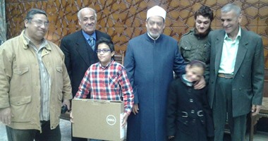 بالصور.. الطيب يكرم فائزى مجلة نور للأطفال ويداعب طفلة قبطية: المجلة بتاعتك
