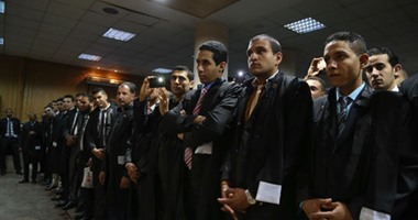 بالصور..عشرات المحامين يؤدون "القسم".. سامح عاشور للمحاميات الجدد: لا ترتدين زيا ضيقا أو قصيرا فهذا لا يجوز.. ويعنف محام ترك هاتفه مفتوحا.. ويؤكد: من يشعر بأنه يقل عن البرلمانى أو وكيل النيابة ليس منا