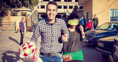 بالصور.. شاب يطلب يد فتاة على النيل بـ "بوكيه ورد"