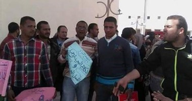 وقفة احتجاجية للعاملين بمصنع تغذية المدارس فى المنيا