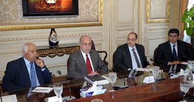 رئيس الوزراء يشدد على الانتهاء من المشروعات اللازمة فى توقيتاتها.. والحكومة توافق على اتفاقية بنك الاستثمار الأوروبى لرفع كفاءة شبكة الكهرباء.. وزير النقل: 450 مليار جنيه تكلفة المشروعات المستقبلية