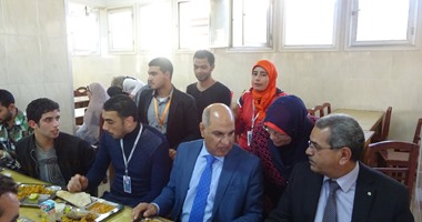 بالصور.. رئيس جامعة كفر الشيخ يتناول الطعام مع طلاب الجامعات