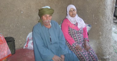 بالصور.. 700 أسرة بالصبحة بمركز ساقلتة بسوهاج يعيشون مع العقارب والحشرات فى منطقة عشوائية بالقرب من الجبل الشرقى.. الأهالى: نشرب مياها ملوثة ونضطر لملء جراكن من أماكن أخرى ولا يوجد لدينا أى خدمات