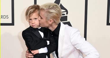 بالصور.. "لعب عيال" بين جاستين بيبر وشقيقه بحفل توزيع الجوائز grammy