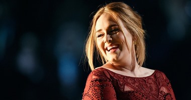 بالصور.. انقطاع الصوت عن "آديل" يتسبب فى توترها على المسرح بحفل "Grammy"