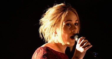 بالصور..معجبو آديل يشعلون "تويتر" بعد انقطاع الصوت عنها على المسرح بحفل Grammy