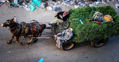 أكل العيش يحب الخفية.. البسطاء يستقبلون يوما جديدا
