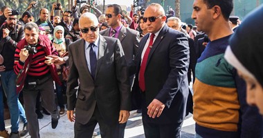 نبيل العربى ولميس الحديدى يصلان مسجد الحسين لتشيع جثمان حسنين هيكل‎