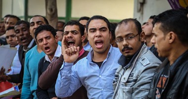حاملو الماجستير والدكتوراه يفترشون الرصيف أمام بوابة مجلس الوزراء