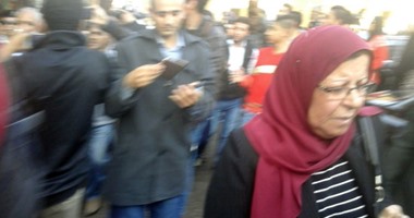 سيدة خلال تشيع جثمان هيكل لمثواه الأخير: "ربنا ينور لك قبرك "‎