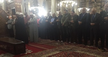 بالصور.. المئات يؤدون صلاة الجنازة على روح "هيكل" بمسجد الحسين