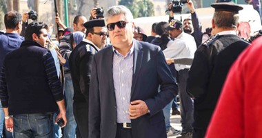 بالصور.. عبد الحكيم عبد الناصر وعمرو الشوبكى يصلان مسجد الحسين لتشييع جثمان هيكل