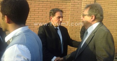 نجلى حسنين هيكل يتلقون العزاء أمام قبر "الأستاذ"