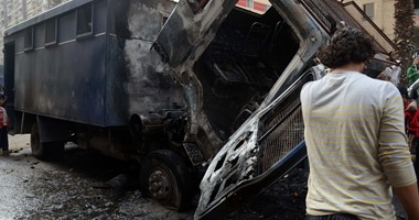 أوناش المرور ترفع حطام حادث انقلاب سيارة أمن مركزى بطريق الواحات الصحراوى