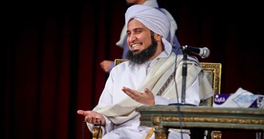 طلاب جامعة القاهرة يحتكمون للجفرى حول قرارى حظر النقاب وغلق الزوايا.. ونقاش حاد بين جابر نصار وطالبة بسبب غلق المصليات.. والحبيب يؤكد صحة القرارين.. ويناشد رئيس الجامعة بمراعاة مواقيت الصلاة