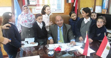 بالصور.. 4 طالبات ابتدائى بكفر الشيخ ينفذن دراسة جدوى لمشروع.. إحدى التلميذات: استفدنا من مؤتمر ريادة الأعمال بالمدرسة.. واتفقنا على تصنيع إكسسوارات بسيطة ورخيصة.. وربحنا 9 جنيهات فى اليوم الأول