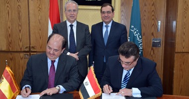 "البترول" توقع مذكرة تفاهم مع شركة إسبانية لإعداد مشروع استخلاص الإيثان