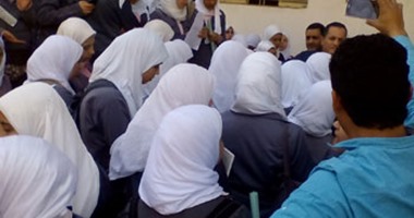بالصور..تظاهر طالبات التمريض بدمنهور احتجاجا على تغيير المسمى الوظيفى للخريج