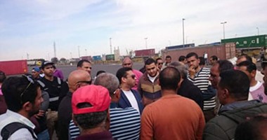 بالصور.. اعتصام جزئى لمستخلصى جمارك السخنة للمطالبة بإقالة مدير جمارك الميناء