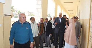 بالصور.. محافظ السويس يتفقد المدرسة الثانوية للبنين