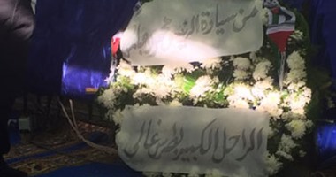 أبو مازن يرسل باقة ورد ملفوفة بعلم فلسطين لتعزية عائلة بطرس غالى