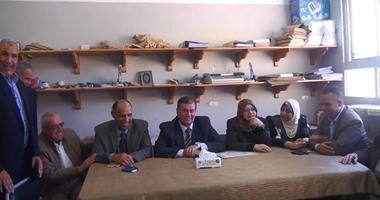 وكيل تعليم الفيوم يكرم أسرة شهيد سيناء فى طابور مدرسى