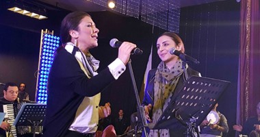 بالفيديو والصور.. "دويتوهات" ومفاجآت حفل أنغام وأصالة "الليلة"